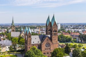 Kirche in und Blick über Bad Homburg